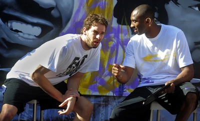 Los jugadores de los Lakers Pau Gasol y Kobe Bryant, durante un acto celebrado en Barcelona durante su visita a la ciudad para jugar contra el Barcelona.