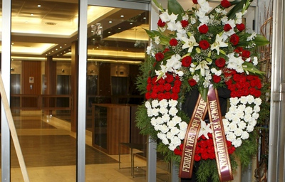 Los empleados de Marsans han enviado a la sede de la CEOE una corona de flores para Díaz Ferrán en el día que anunciaba que no se presentará a la reelección con el lema: 