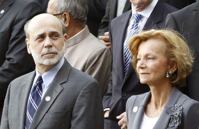 El presidente de la Reserva Federal de EE UU, Ben Bernanke, y la vicepresidenta económica española, Elena Salgado, posan para la foto de familia de la cumbre de ministros de Finanzas del G-20.