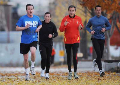 El presidente del Gobierno, José Luis Rodríguez Zapatero, y el primer ministro británico, David Cameron, corren por un parque de Seul antes de la última sesión del G20.