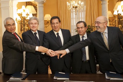 Los responsables de la fusión en Banca Cívica muestran su acuerdo.