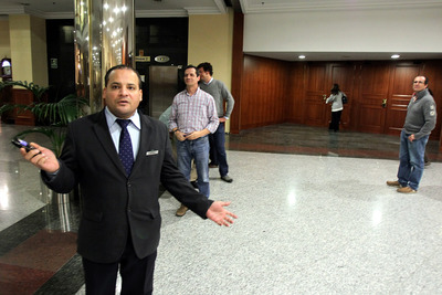 Los controladores abandonan el hotel Auditórium escoltados por la policía