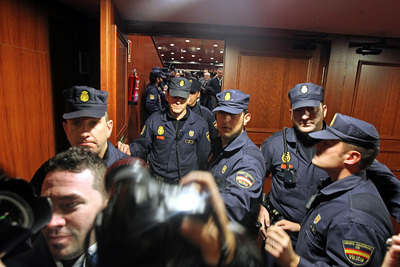 Los controladores abandonan el hotel Auditórium escoltados por la policía