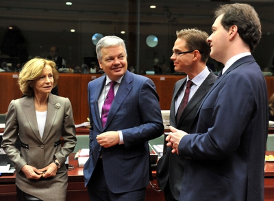 La vicepresidenta española, Elena Salgado, charla con el ministro belga de Economía, Didier Reynders, y sus homólogos finlandés, Jyrki Katainen, y británico, George Osborne, antes del inicio del Ecofin.