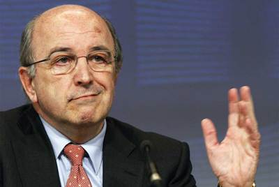 El comisario europeo de Asuntos Económicos, Joaquón Almunia, durante una rueda de prensa, el lunes en Bruselas, donde mañana y el viernes se celebra la cumbre de la UE para estudiar las medidas contra las próximas crisis financieras.