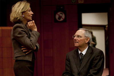 La ministra de Economía, Elena Salgado, conversa con su colega alemán, Wolfgang Schaüble, durante el Eurogrupo de este lunes en Bruselas.