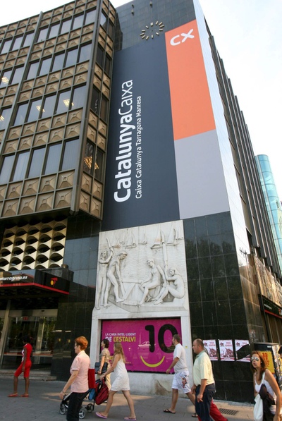 Vista de la nueva imagen corporativa colocada en la sede central de Caixa Tarragona.