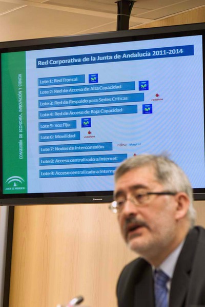 El consejero de Economía, Antonio Ávila, informa de la adjudicación de la red corporativa de telefonía de la Junta de Andalucía.