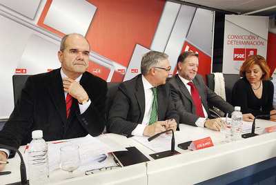 El vicepresidente tercero, Manuel Chaves; el vicesecretario general del PSOE, José Blanco; el secretario de organización, Marcelino Iglesias, junto con el ministro de Trabajo, se reunieron ayer con los secretarios provinciales y locales del partido para abordar las reformas del pacto social.