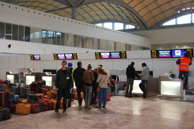Varios de los figurantes que han participado hoy en la puesta a punto de la ampliación de la terminal del aeropuerto de L'Altet.