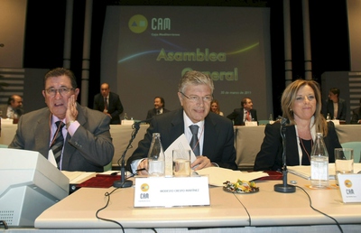 El presidente de la CAM y Banco Base, Modesto Crespo (centro), junto a la directora general, María Dolores Amorós.