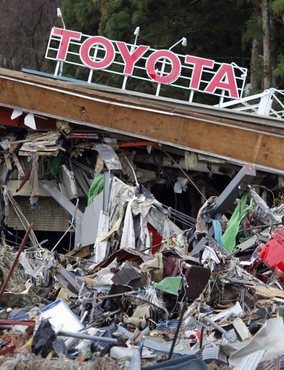 Un concesionario de Toyota destrozado por el tsunami del 11 de marzo en la región de Miyagi.
