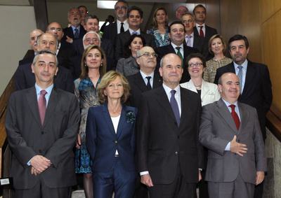Los vicepresidentes segundo y tercero del Gobierno Elena Salgado y Manuel Chaves junto a los secretarios de Estado de Hacienda Carlos Ocaña y de Cooperación Territorial Gaspar Zarrías, entre otros, posan para la foto de familia antes de la reunión del Consejo de Política Fiscal y Financiera.