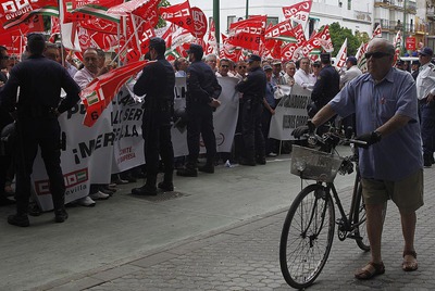 Protesta de los trabajadores afectados por los expedientes de regulación paralizados por la investigación judicial.