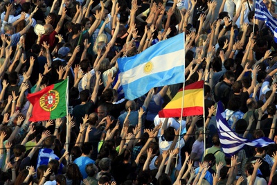 Banderas de España, Portugal y Argentina en las protestas ante el Ministerio de Finanzas en Atenas.