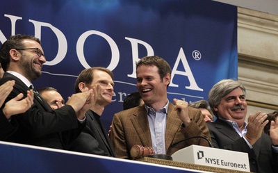 Varios ejecutivos de Pandora celebran la salida a Bolsa de la empresa.