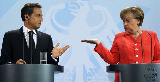 El presidente francés, Nicolas Sarkozy, y la canciller alemana, Angela Merkel, en la rueda de prensa posterior a su encuentro.