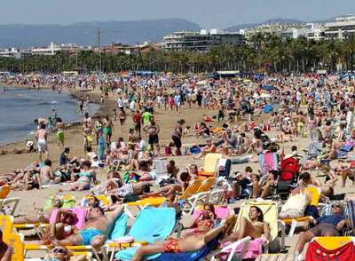 Numerosas personas en la playa de Levante, en Salou