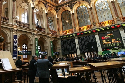Vista del interior del edificio de la bolsa de Madrid, en una foto de archivo.
