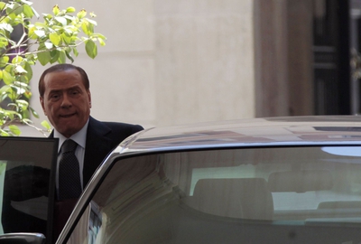 El primer ministro italiano, Silvio Berlusconi, abandona su residencia del palacio Grazioli para entrevistarse con su responsable de Economía, Giulio Tremonti.