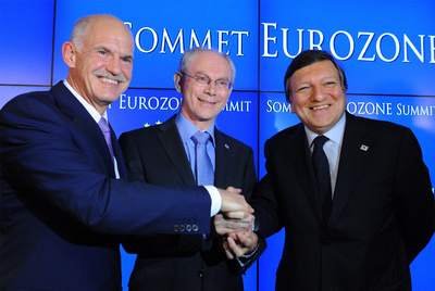 Desde la izquierda, el primer ministro griego, George A. Papandreou; el presidente del Consejo Europeo, Van Rompuy, y el presidente de la Comisión Europea Jose Manuel Durao Barroso, tras el acuerdo sobre el nuevo rescate griego alcanzado por la eurozona.