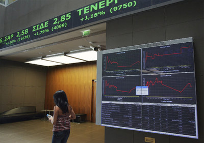 Panel electrónico en el que se registran las subidas y bajadas de la jornada en la Bolsa de Atenas, antes de que se conociera los resultados de la cumbre.