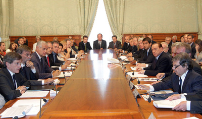 Berlusconi, durante su reunión de hoy con representantes de gobiernos regionales y locales italianos.