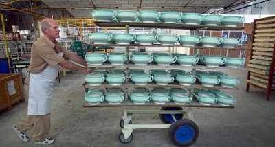 Esta mañana han retomado su actividad productiva los 84 trabajadores de la centenaria fábrica de loza sevillana Pickman la Cartuja, fundada en 1871, tras dos años y medio de inactividad.