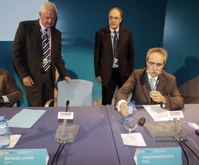 El presidente de la CMT, Bernardo Lorenzo, junto al director general de Albertis Telecom, Tobías Martínez, y el presidente de IBM España, Juan Antonio Zufiria.