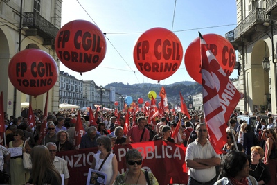 Una imagen de la manifestación convocada por el sindicato CGIL que ha recorrido las calles de Turín contra los planes de ajuste del Ejecutivo de Berlusconi.