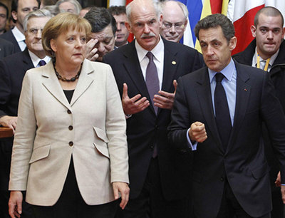 Merkel, con Papandreu y Sarkozy, en una cumbre europea.