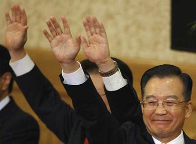 El primer ministro chino, Wen Jiabao, saluda durante la celebración del Congreso del PCCh.