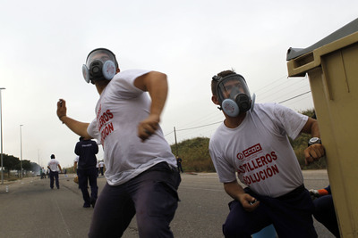 Los empleados han cortado el tráfico para protestar por el cierre de la empresa.