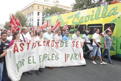 Los obreros siguen con sus protestas tras el anuncio de cierre de la factoría.