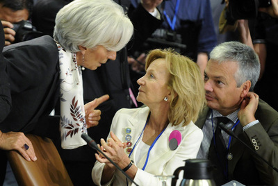 La directora del FMI, Christine Lagarde, conversa con la vicepresidenta española, Elena Salgado, durante la reunión del organismo internacional en Washington.