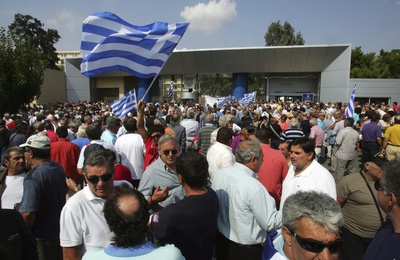 Varias decenas de militares retirados protestan en la entrada del Ministerio de Defensa contra los recortes en sus pensiones durante este fin de semana.