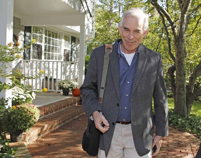 El profesor de Princeton y uno de los dos ganadores del Nobel de Economía, Christopher Sims, abandona su casa para ir a dar clase tras conocer que se le ha concedido el galardón junto a Thomas Sargent.
