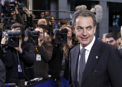 El presidente español, José Luis Rodríguez Zapatero, a su llegada a la reunión de los líderes de los 27 países de la UE.