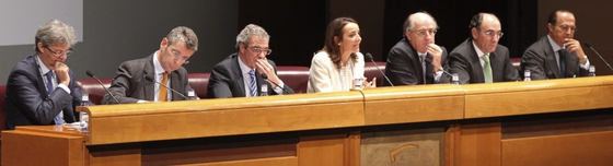 De izquierda a derecha, el presidente de KPMG, John Scott; el vicepresidente ejecutivo del ICEX, Fernando Salazar; el presidente de Teléfonica, César Alierta; la moderadora y periodista Pepa Bueno; el presidente ejecutivo de Repsol YPF, Antonio Brufau; el presidente de Iberdrola, José Ignacio Sánchez Galán y el presidente de Iberia, Antonio Vázquez durante el congreso de la CEOE.
