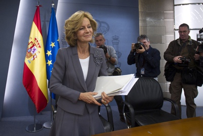 La vicepresidenta, Elena Salgado, antes de tomar asiento para participar en la rueda de prensa posterior al Consejo de Ministros.