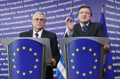 Lukas Papademos, primer ministro griego, y José Manuel Durao Barroso, presidente de la Comisión Europea., en una rueda de prensa en Bruselas.