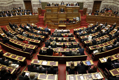 El Parlamento griego escucha la intervención del primer ministro, Lucas Papademos, en el debate sobre los Presupuestos de 2012.