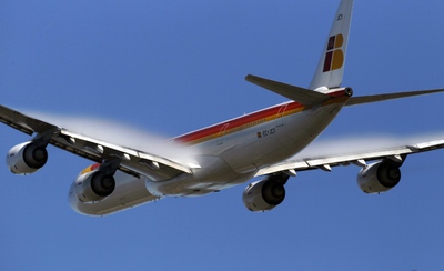 Un avión Airbus 340 de Iberia despega del aeropuerto de Barajas.