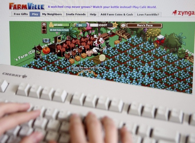 Un usuario participa en el popular juego social 'Farmville', creado por Zynga.