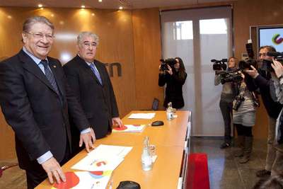 Soley (izquierda) y el director general de Unnim, Enric Mata, comparecen ante los medios.