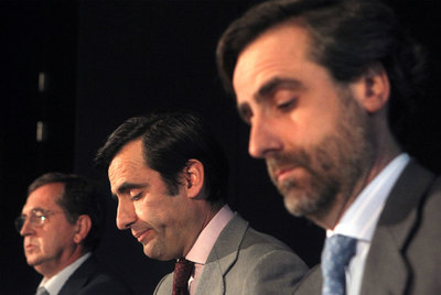 El abogado de Nueva Rumasa, Joaquín Yvancos, izquierda, con José María y Javier Ruiz-Mateos.