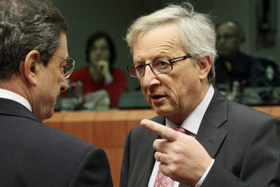 El presidente del Eurogrupo, Jean-Claude Juncker, conversa con el presidente del Banco Central europeo, Mario Draghi.