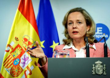 La ministra de Economía, Nadia Calviño, durante una rueda de prensa en Bruselas.
