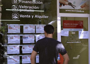 Un hombre mira el escaparate de una inmobiliaria en Madrid. 