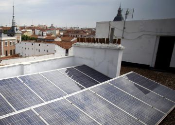 Paneles solares en la azotea de un edificio de Madrid.